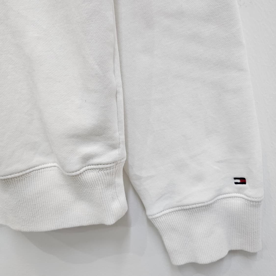 타미힐피거 화이트 맨투맨 기모 스웻셔츠 상품이미지4