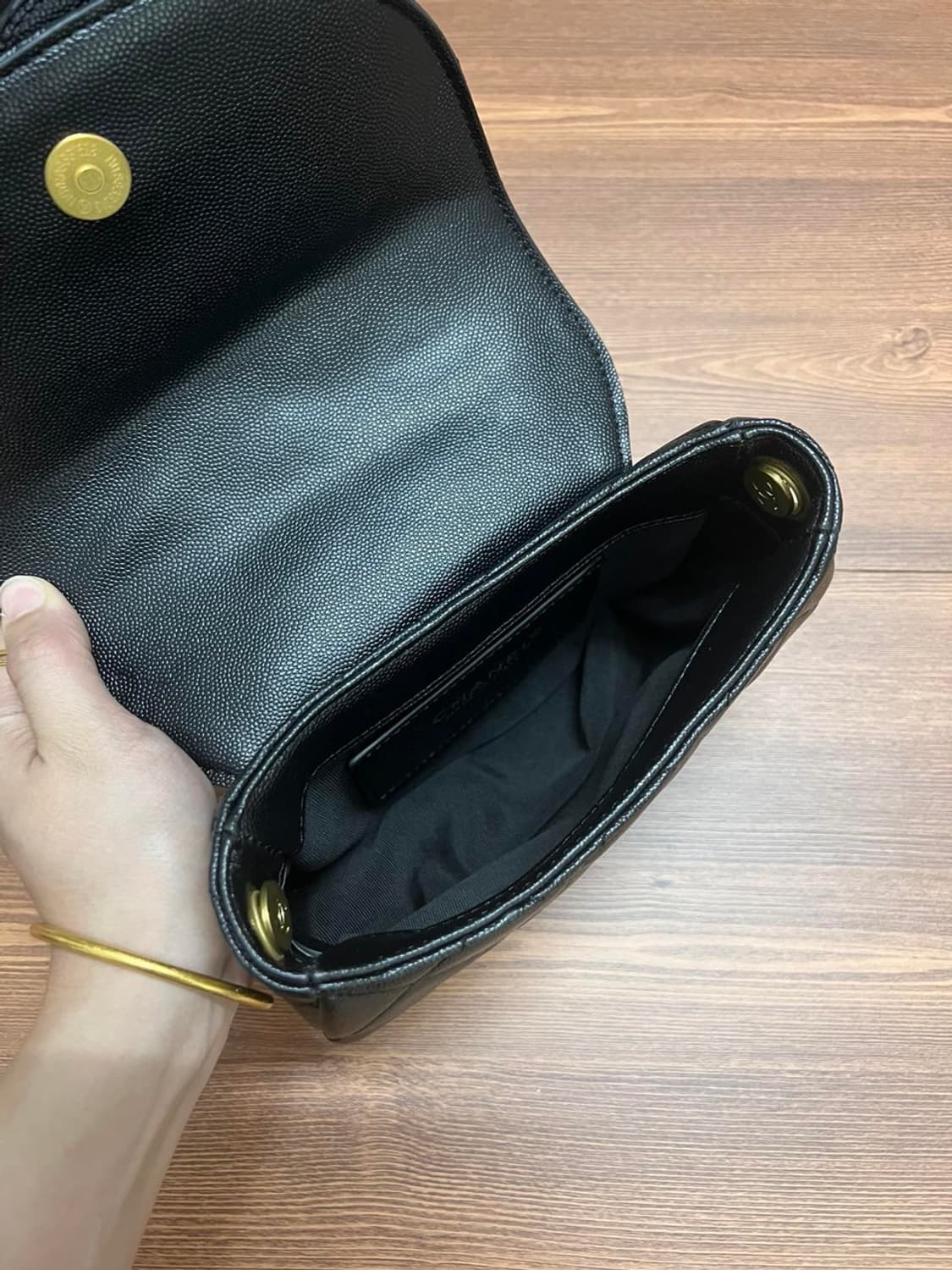 샤넬뷰티 블랙 캐비어 반달플랩백 퀄팅 숄더백 VIP 상품이미지4