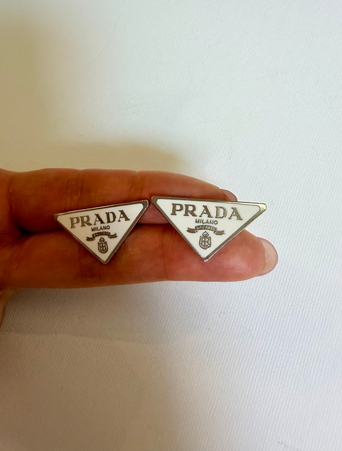 프라다 업사이클링 삼각로고 귀걸이 화이트 상품이미지5