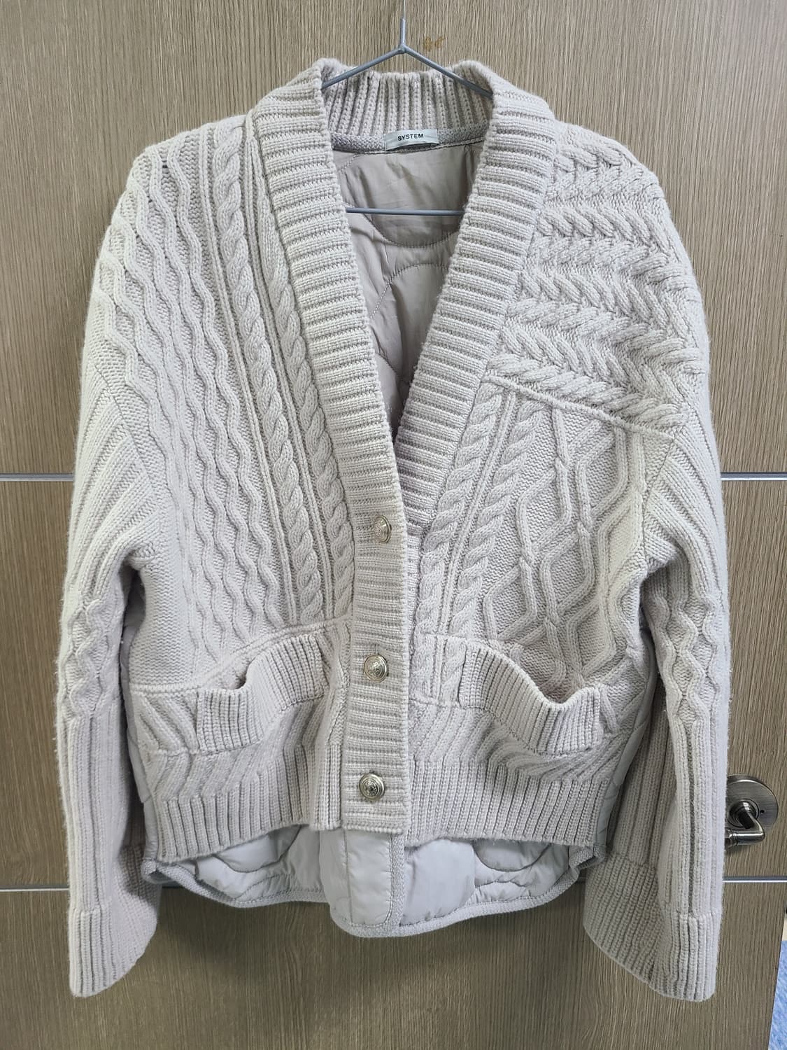 시스템 아이보리 색상 꽈배기 니트 패딩 상품이미지1