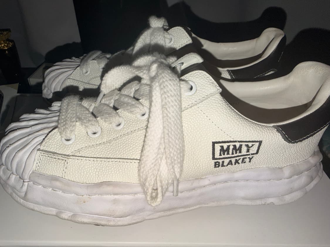 메종 미하라 야스히로 블레이키 OG 솔 엠보스 레더 로우탑 스니커즈 화이 상품이미지2