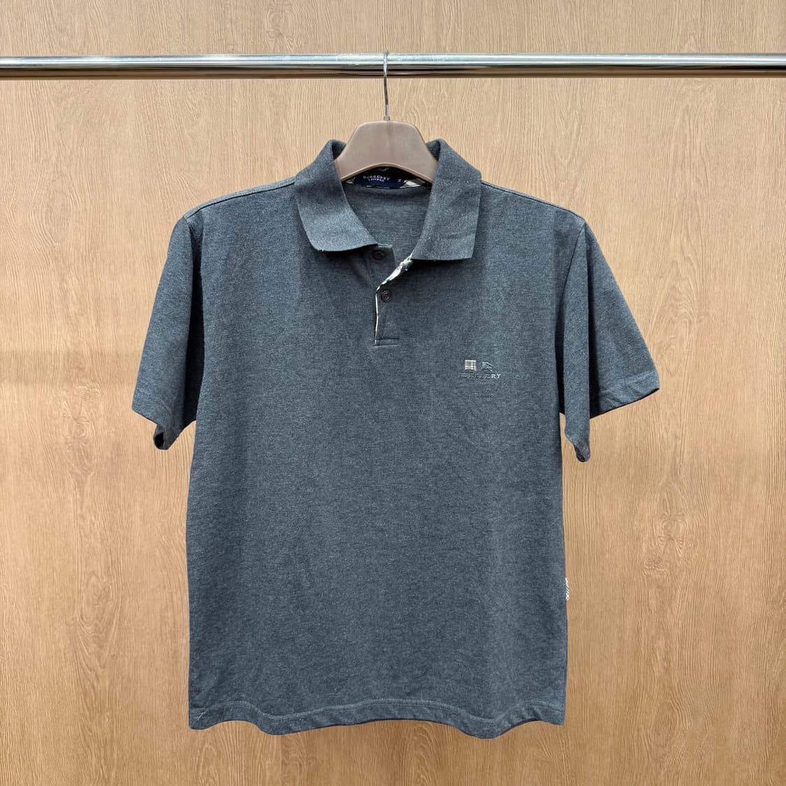 버버리 런던 카라 반팔 티셔츠 체크 배색 로고 자수 디테일 그레이 상품이미지2