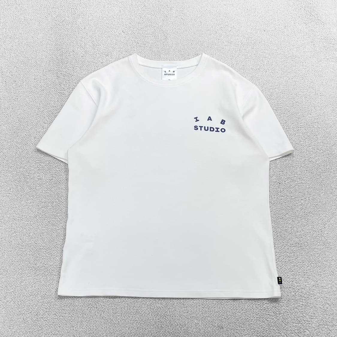 아이앱스튜디오 스펠 로고 반팔티 화이트 상품이미지2