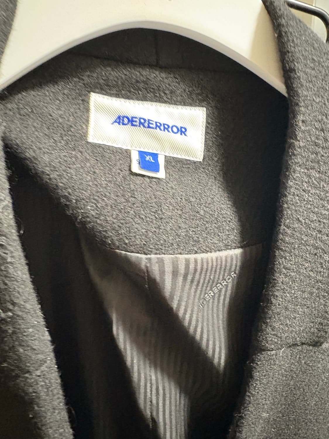 아더에러 25ss 블랙 롱코트 팝니다. 상품이미지2