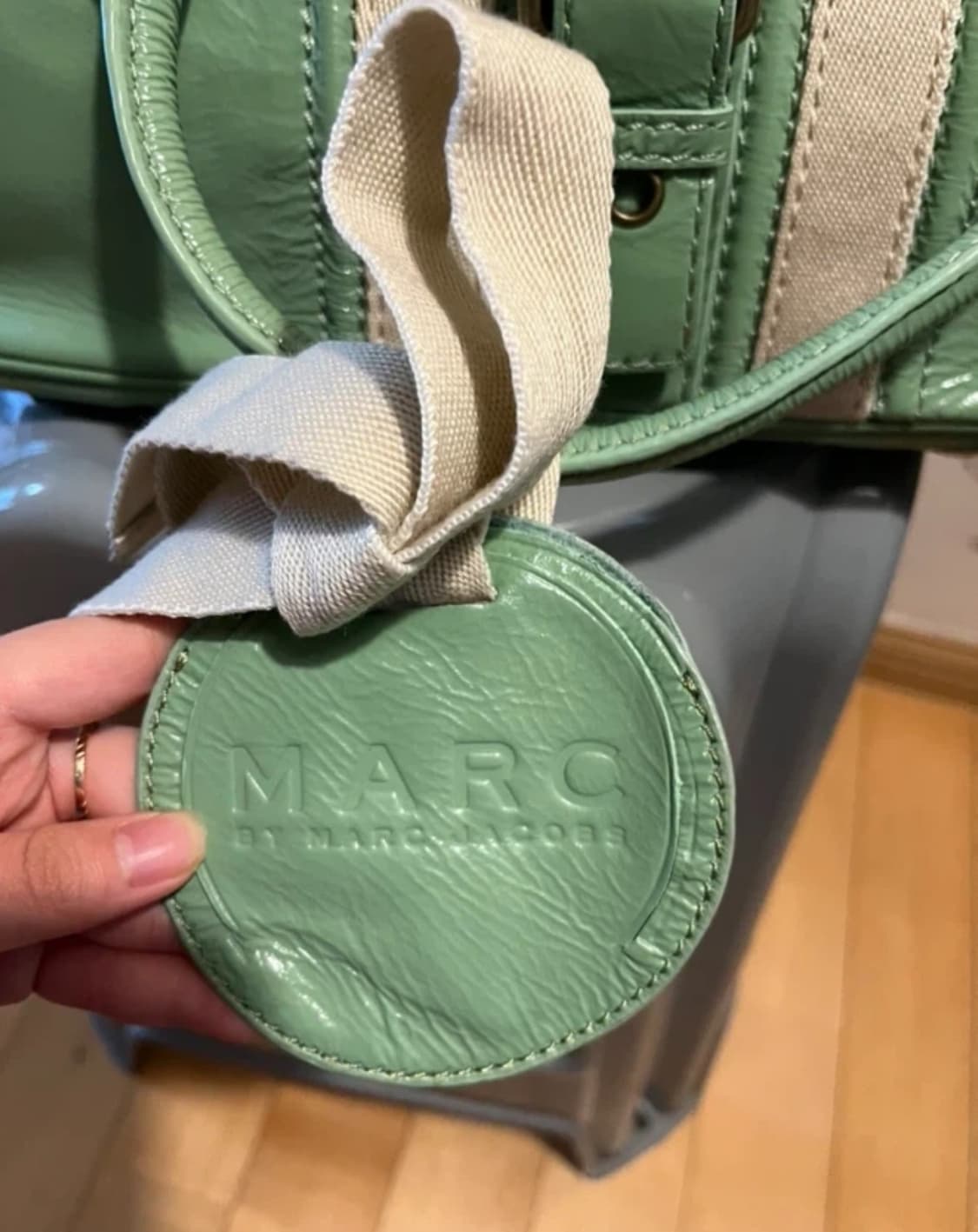 마크제이콥스 민트 버클 가죽 숄더백 상품이미지4