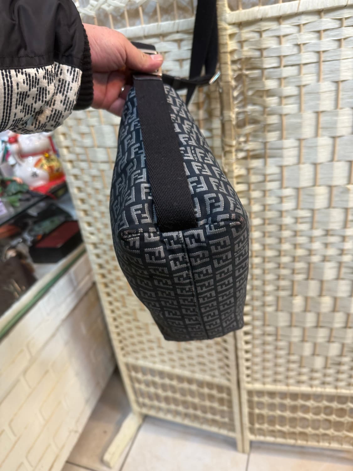 정품 펜디 주카 크로스백 팝니다 상품이미지5