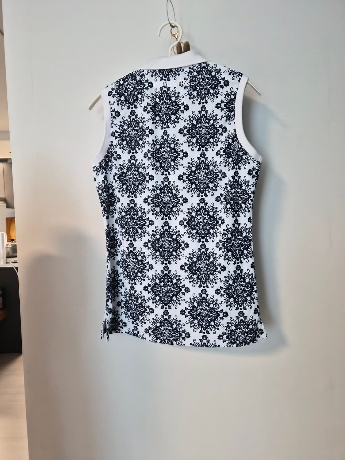 파리게이츠 여성 다마스크 패턴 민소매 칼라 티셔츠 상품이미지4