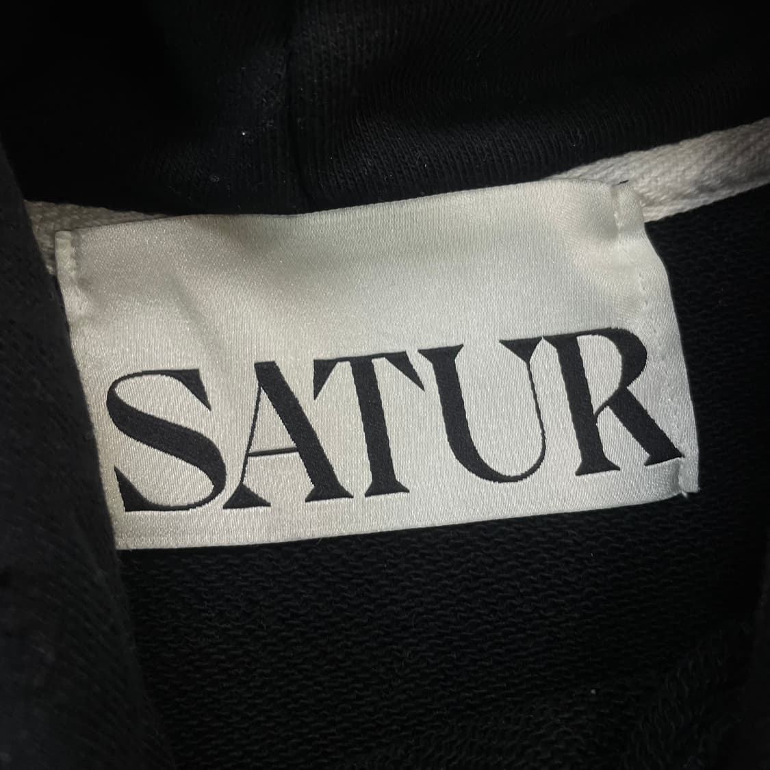 세터 Satur 카프리 시트론 드로잉 그래픽 후드티 블랙 상품이미지4