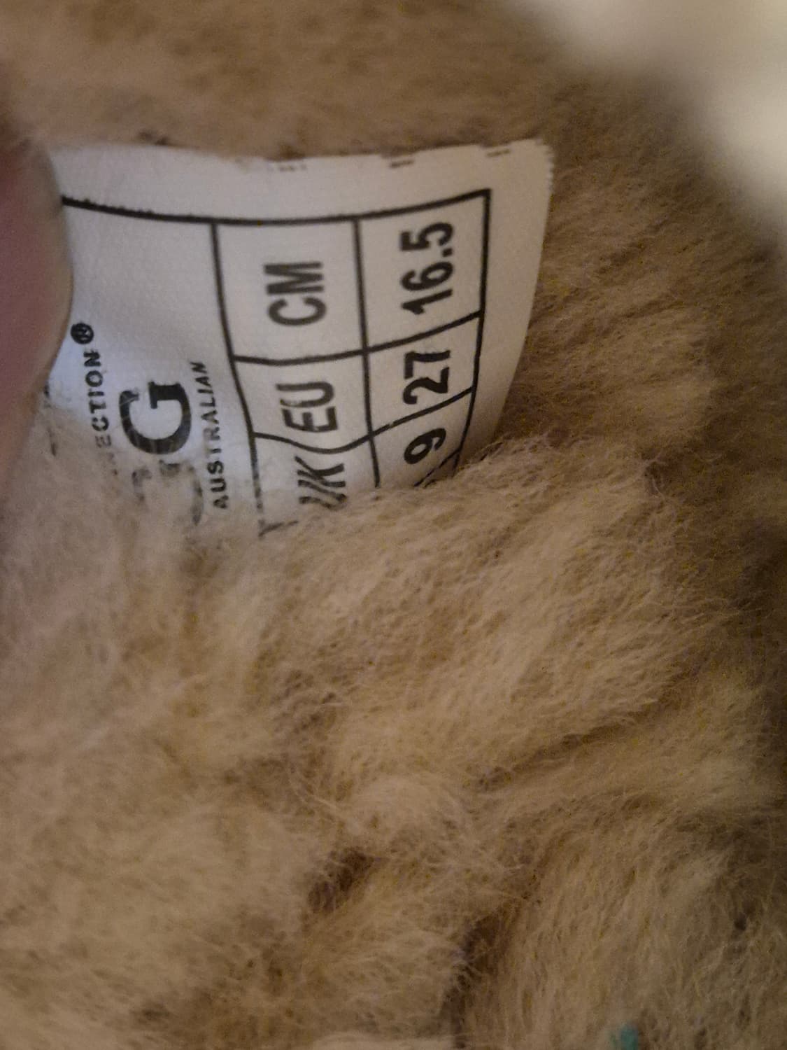 사이즈는 165mm인 어그 부츠입니다. 아이가 신기 편하도록 부츠 입구가 상품이미지5