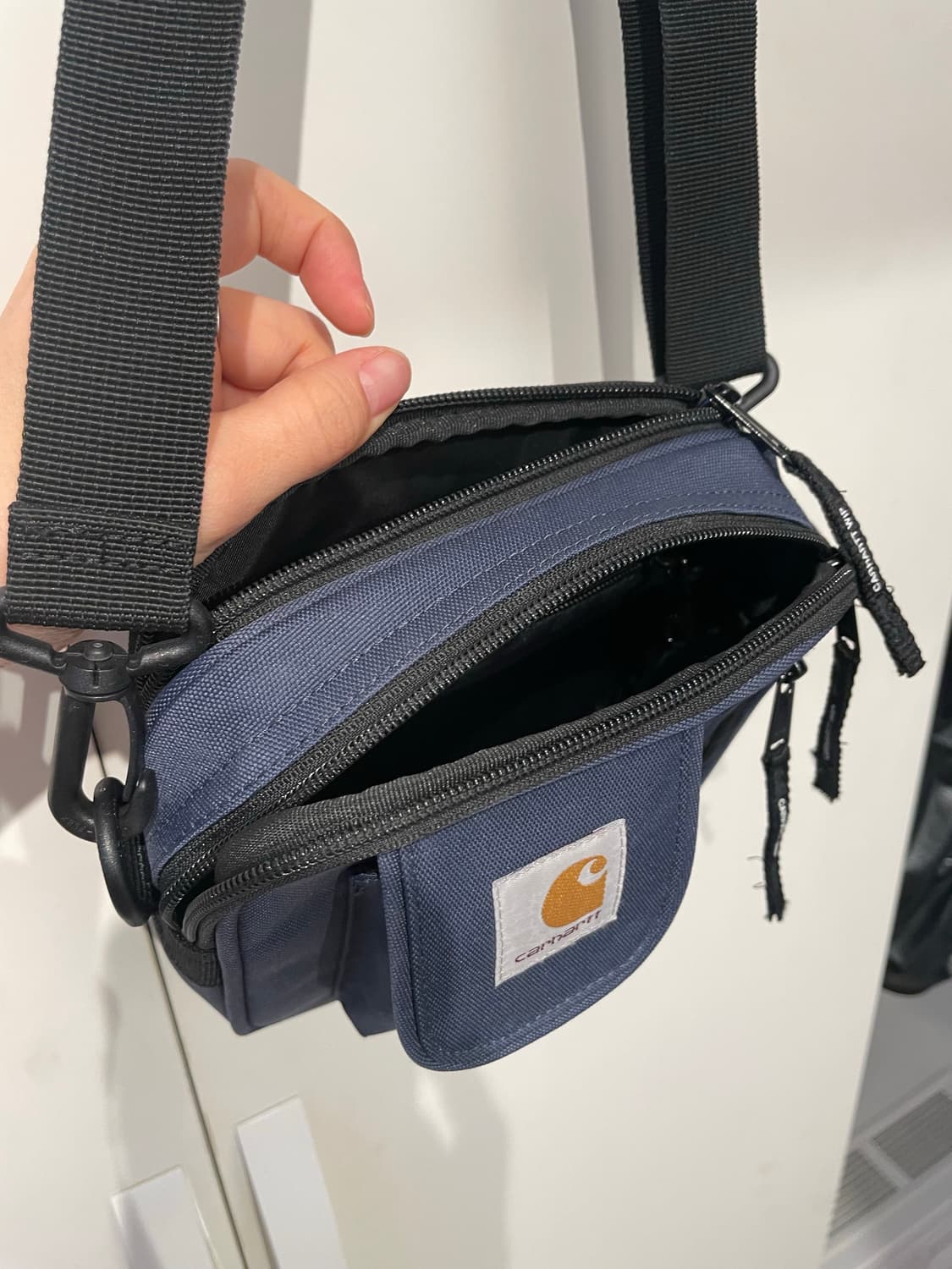 칼하트 WIP 에센셜 백 블루 크로스백 상품이미지4
