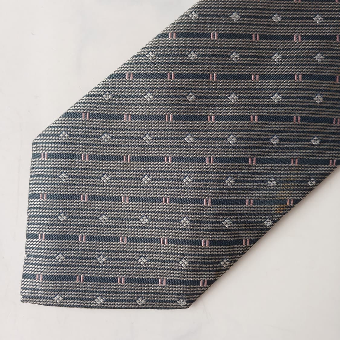 아쿠아스큐텀 실크 실버 패턴 넥타이 9.7cm B등급 e784
 상품이미지5