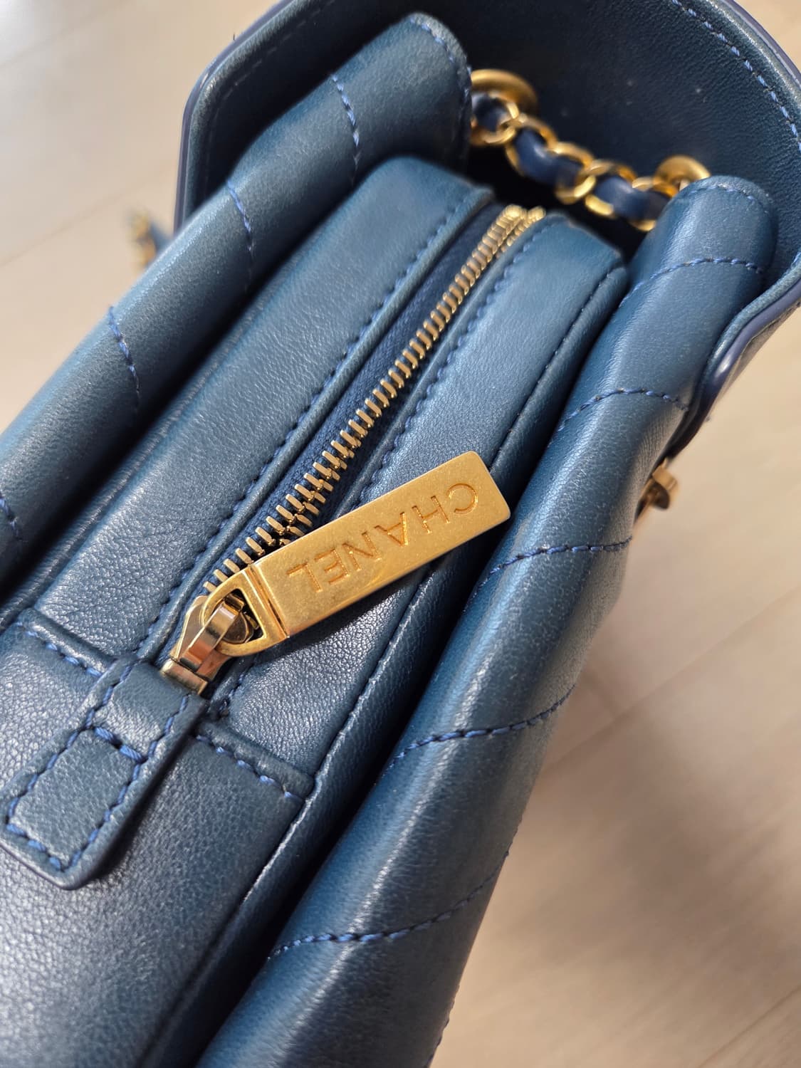 샤넬 쉐브론 브이 스티치 3단 플립백 상품이미지7