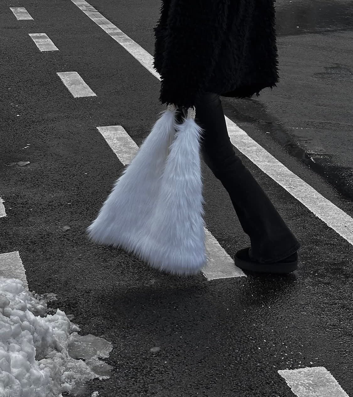 므넴 puppy fur bag (white)-배송비 무료,수수료x 상품이미지4