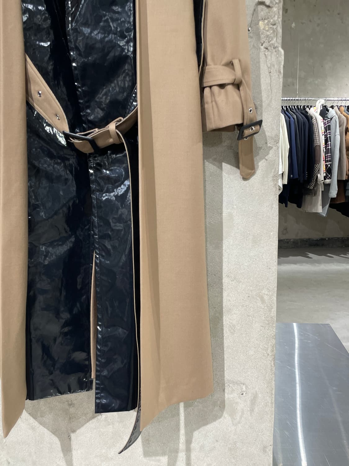 토가 아카이브 x h&m 베이지 도킹 벨티드 트렌치 코트  상품이미지5