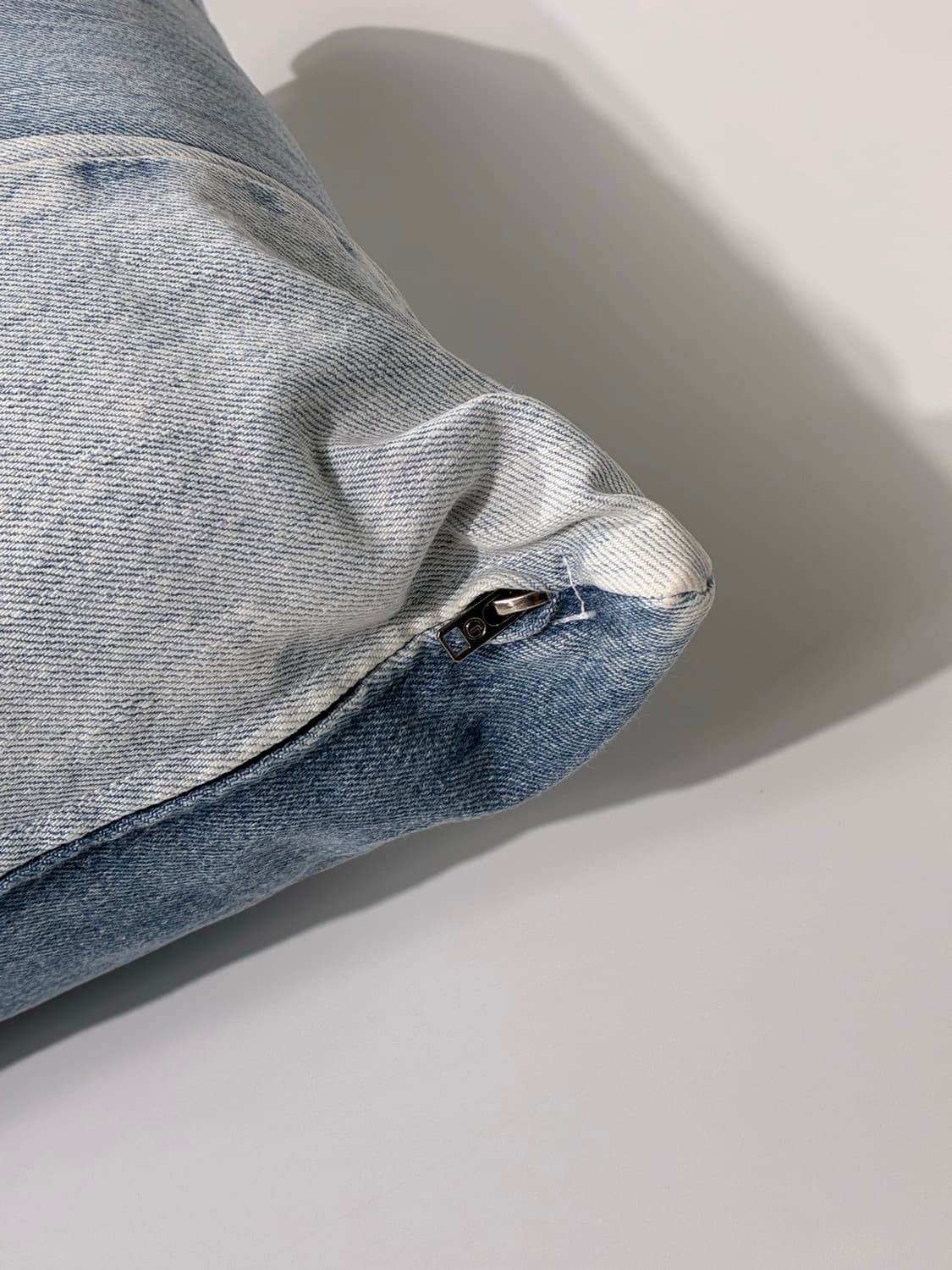 갤러리 디파트먼트 로고 프린트 데님 쿠션 상품이미지3