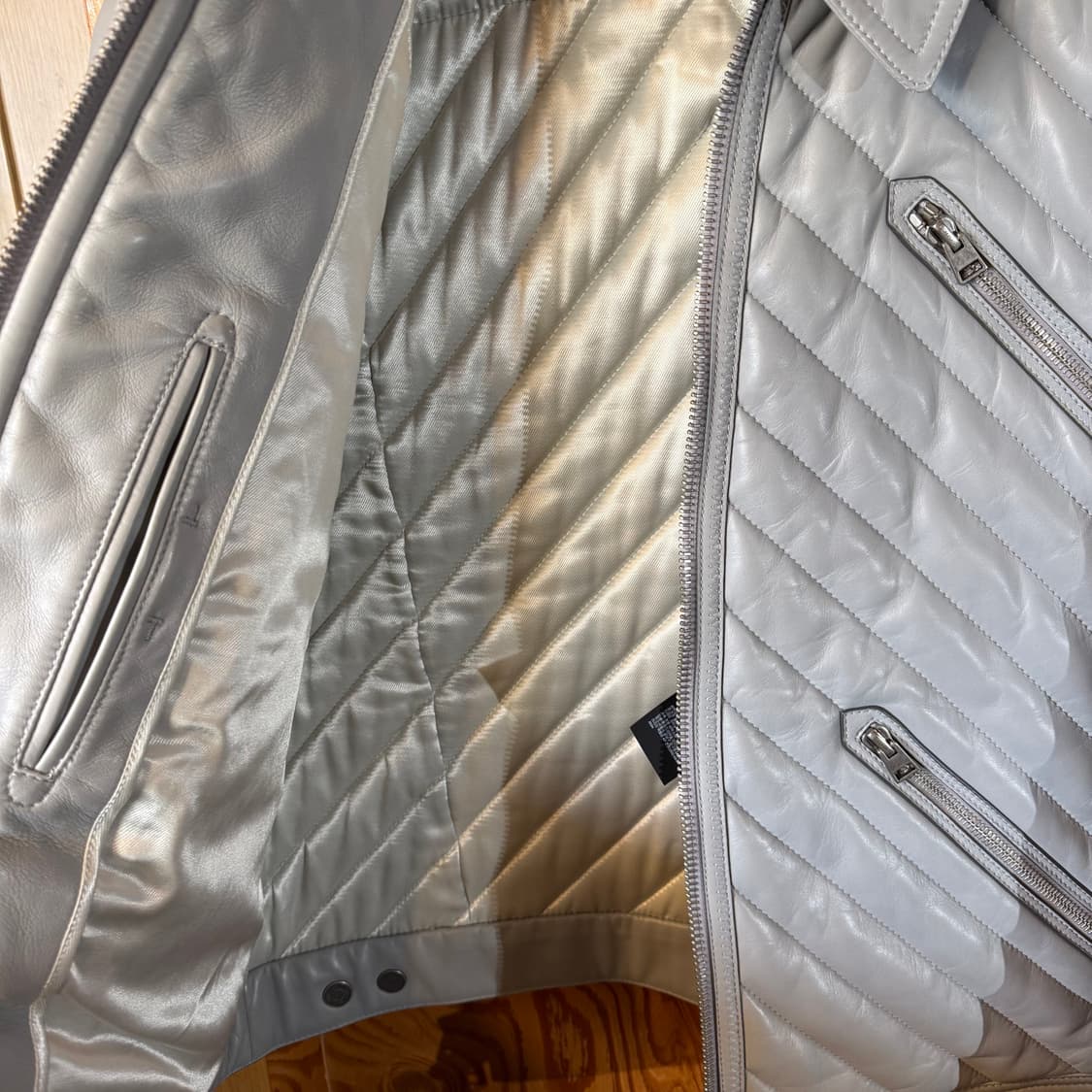톰포드 양가죽 그레이 패딩 라이더 자켓 판매 합니다. 상품이미지8