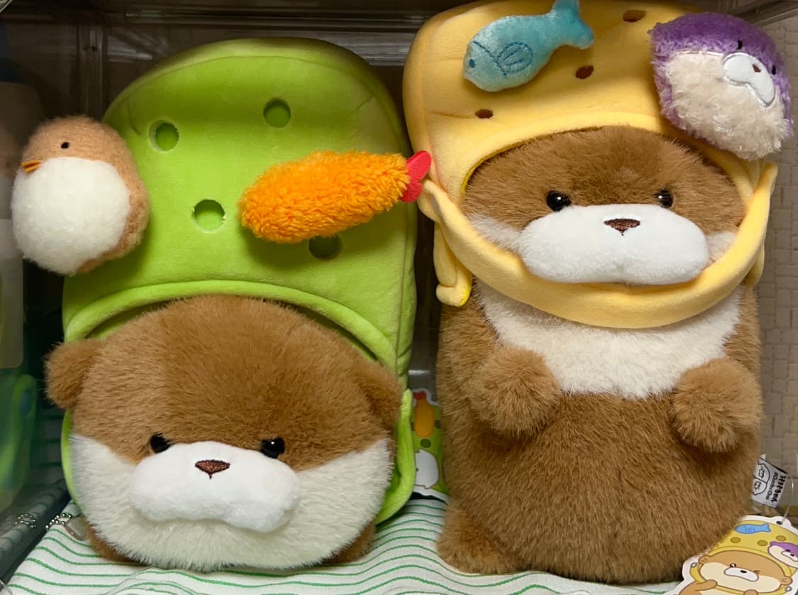 [단순전시] 신발에 낀 크록스 우소우소짱 수달 중형 인형 2개 일괄 상품이미지1