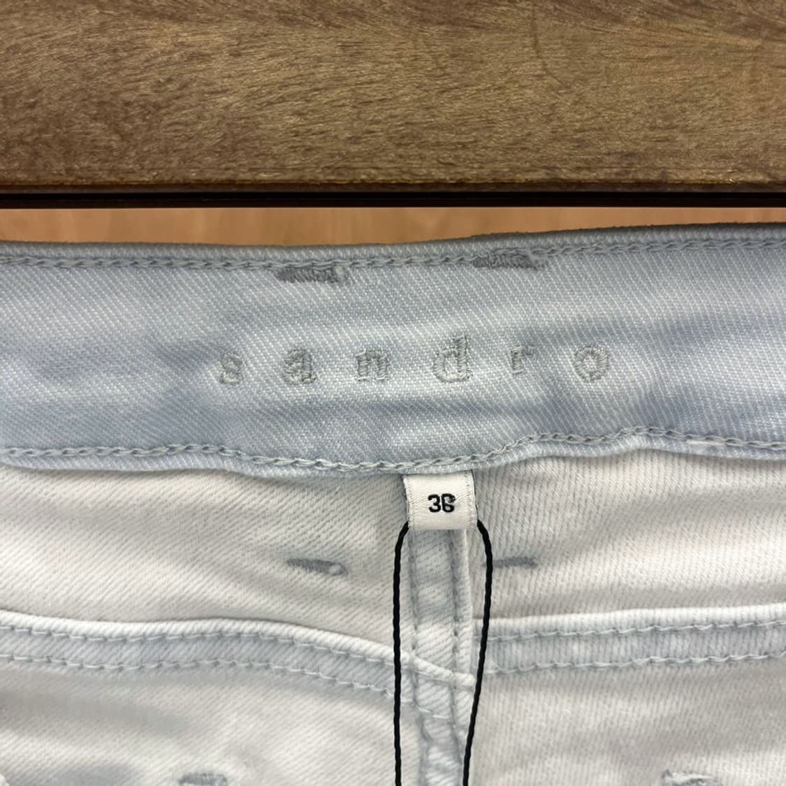 산드로 슬림 스키니 데님 팬츠 미니멀 허리 로고 자수 디테일 라이트 블루 상품이미지6