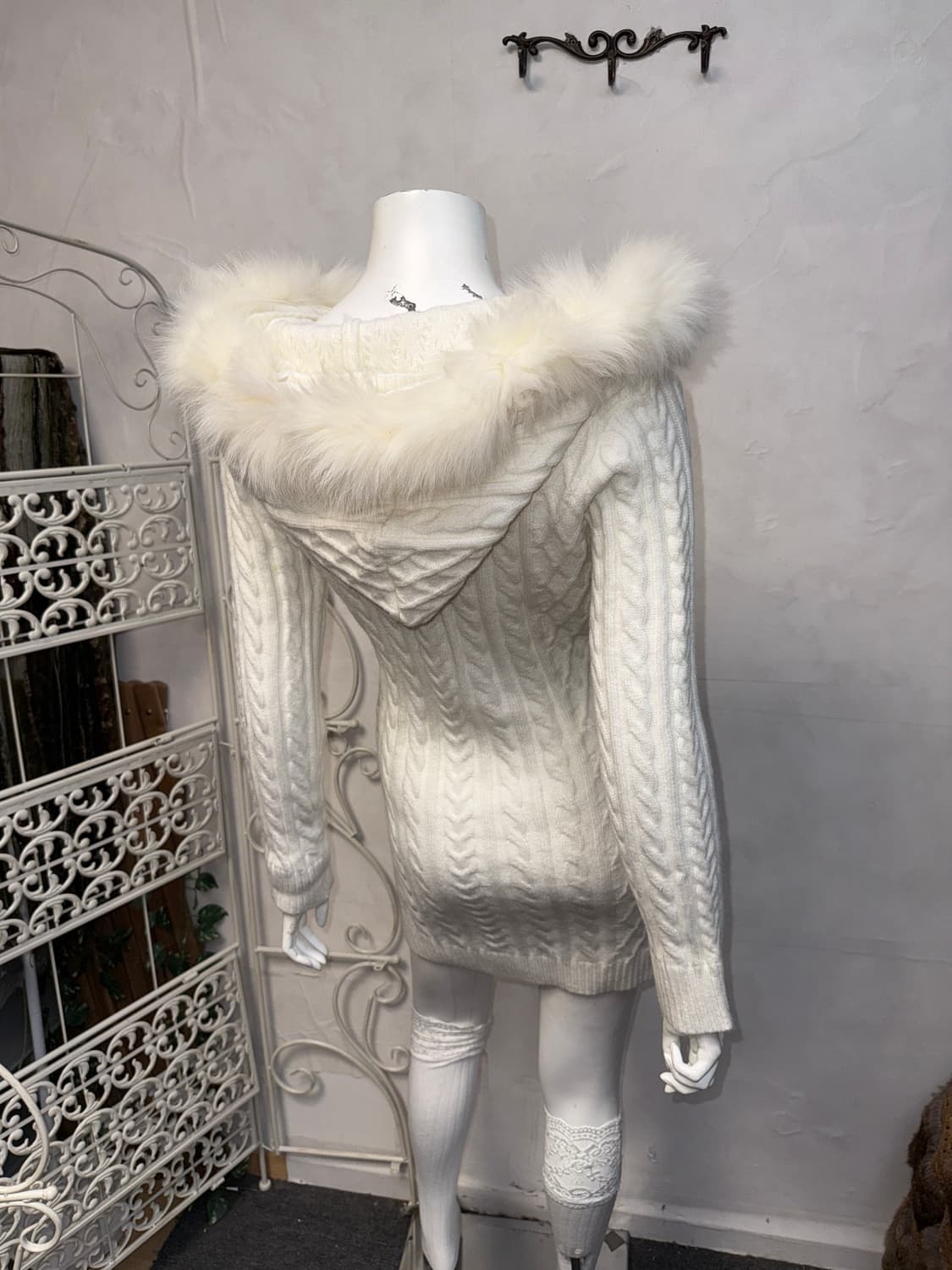 White fur trimming knit hood ops 상품이미지2