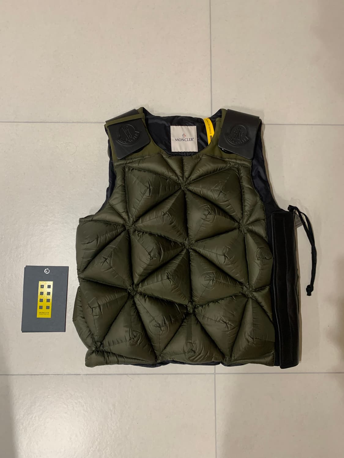 몽클레어 x 퍼렐 다운 베스트 상품이미지1