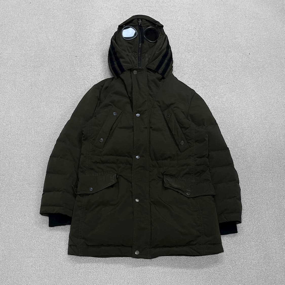C.P 컴퍼니 고글 렌즈 롱 패딩 카키 상품이미지1