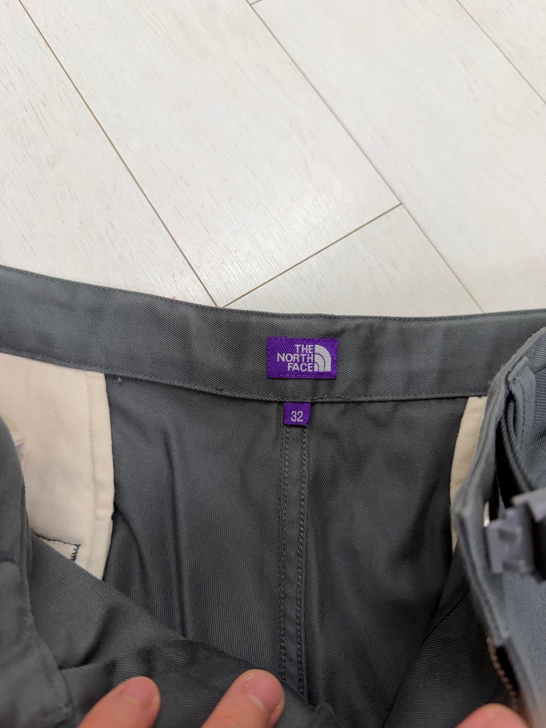 노스페이스 퍼플라벨 차콜 그레이 32 사이즈  상태 9.7/10  얼룩  상품이미지3