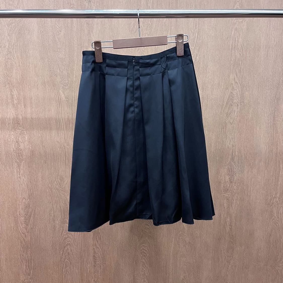 랑방 플리츠 미디 스커트 백 클로징 절개 디테일 무지 A라인 블랙 상품이미지3