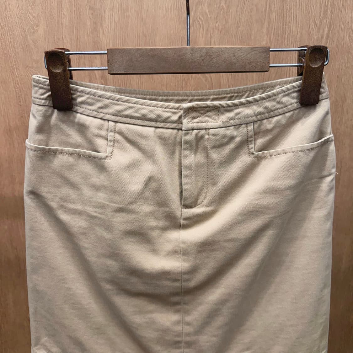 아르마니 익스체인지 미니 스커트 사이드 로고 탭 디테일 H라인 베이지 상품이미지4