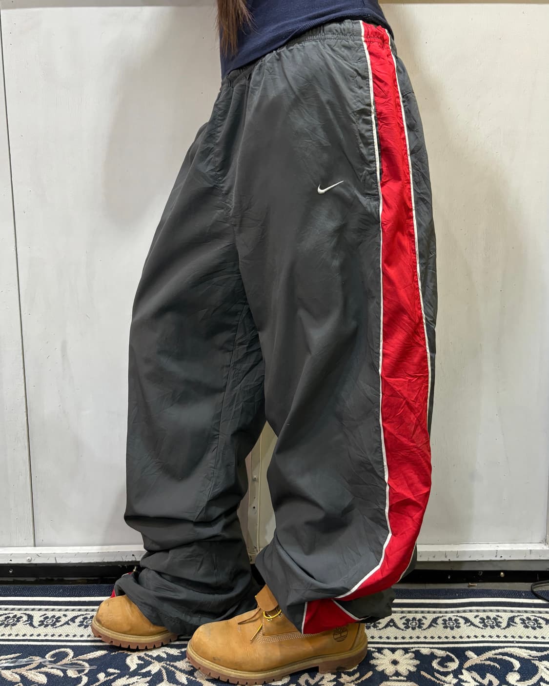 90s NIKE 그레이 & 레드 나일론 트랙 팬츠 상품이미지1