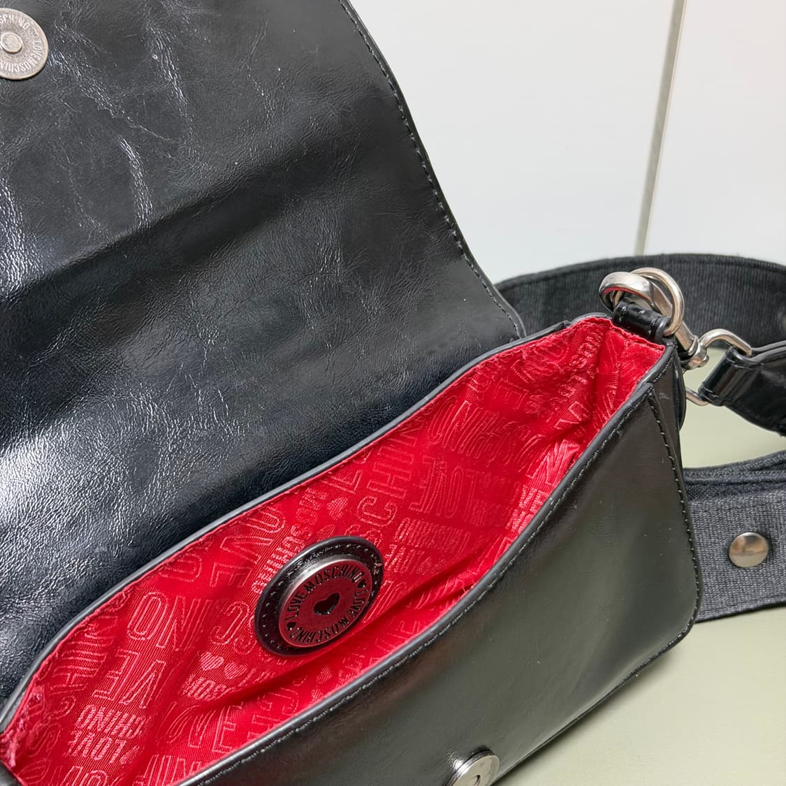 러브 모스키노 로고 플레이트 미니 크로스백 상품이미지2