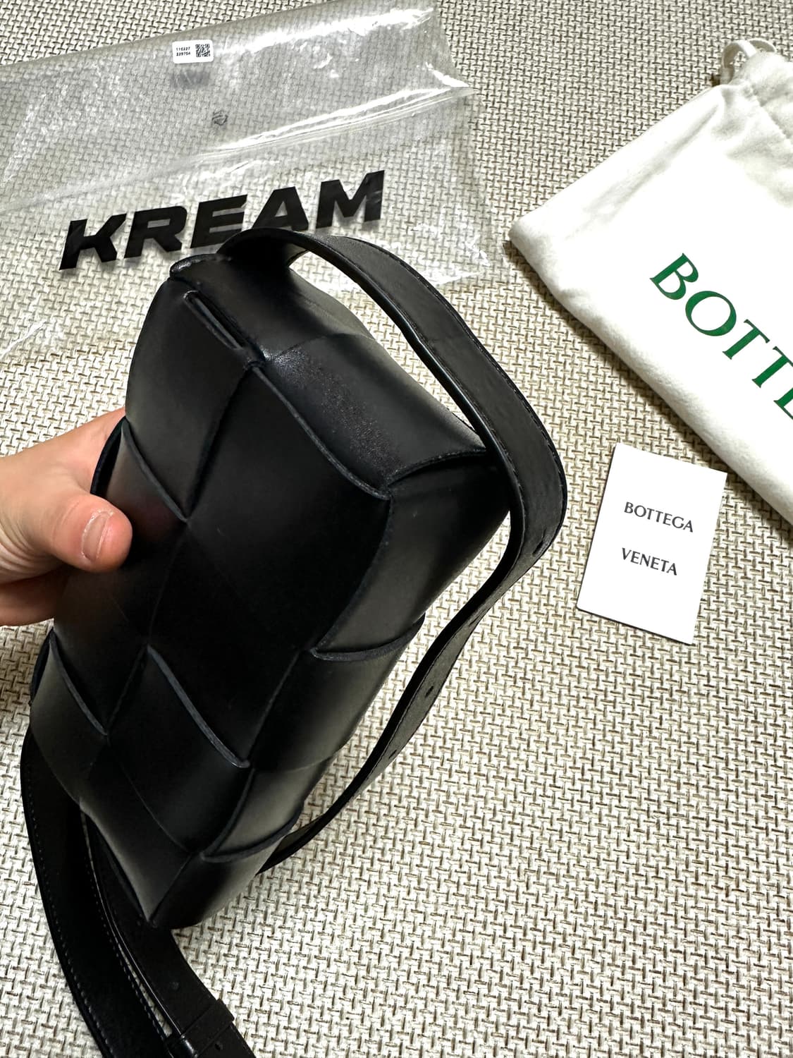 [OS/미사용새상품] 보테가베네타 미니 램스킨 카세트백 블랙 상품이미지5
