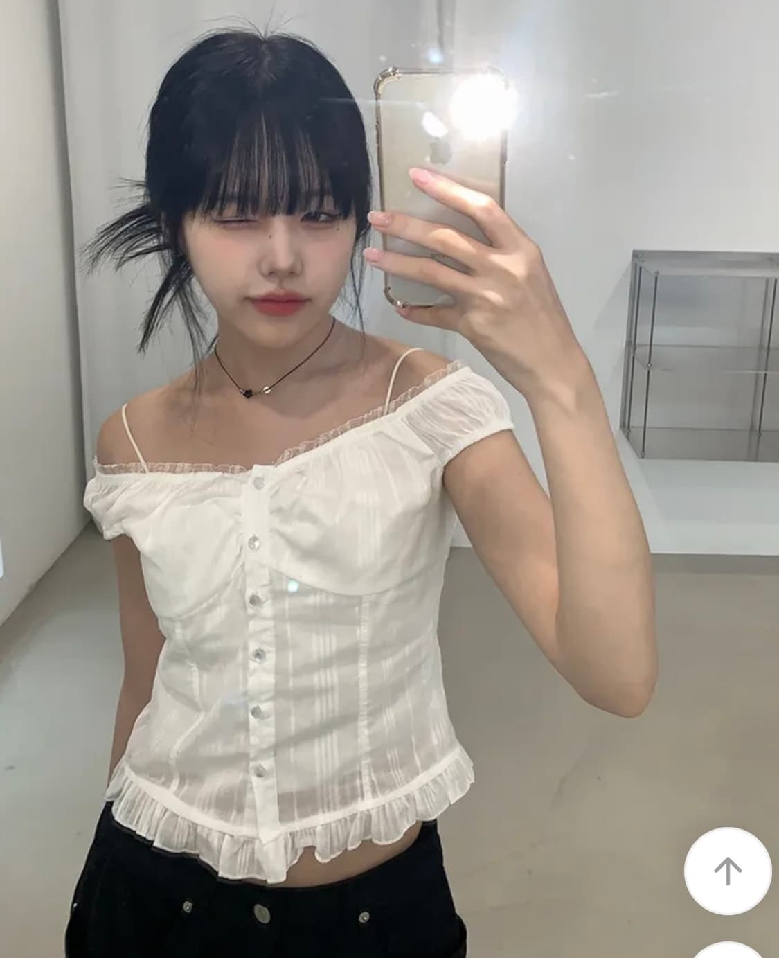 애니원모어 넬리 오픈 레이스 프릴 나시 블라우스 상품이미지6