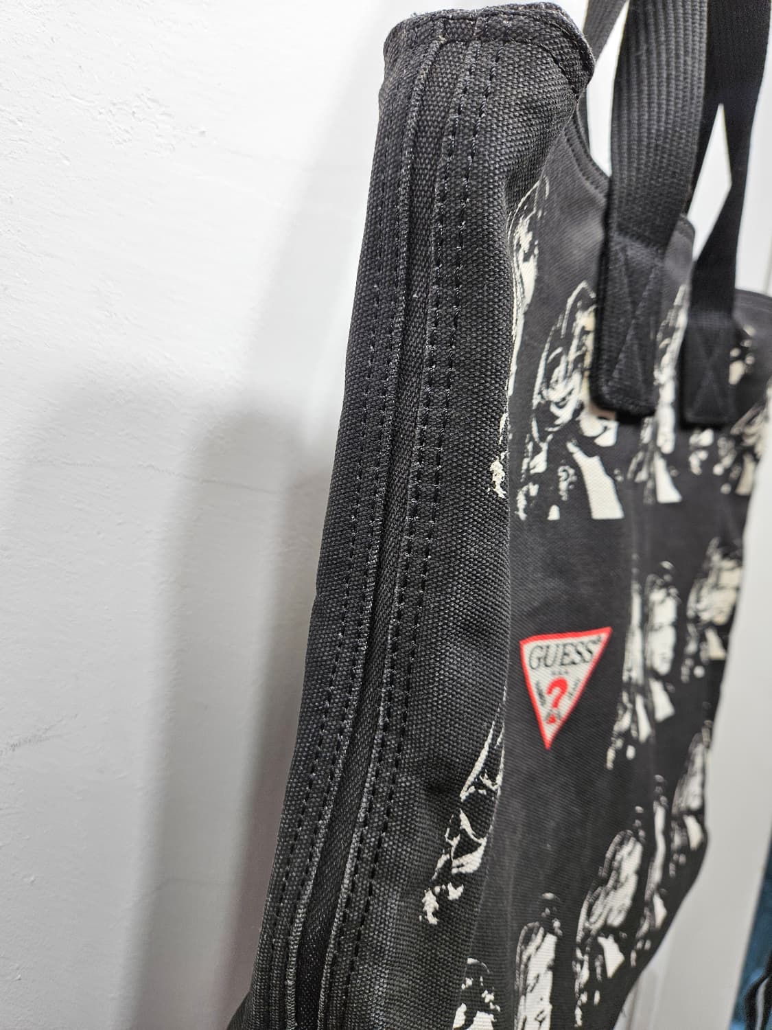 게스(Guess) 클라우디아쉬퍼 한정판 캔버스 토드백 블랙 상품이미지4