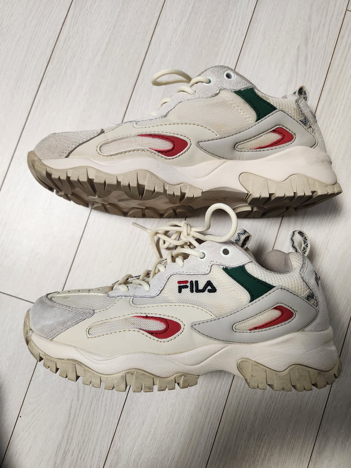 휠라 운동화 남녀공용 워킹화 레이트레이서 사이즈240

사용감은 좀 있지 상품이미지5