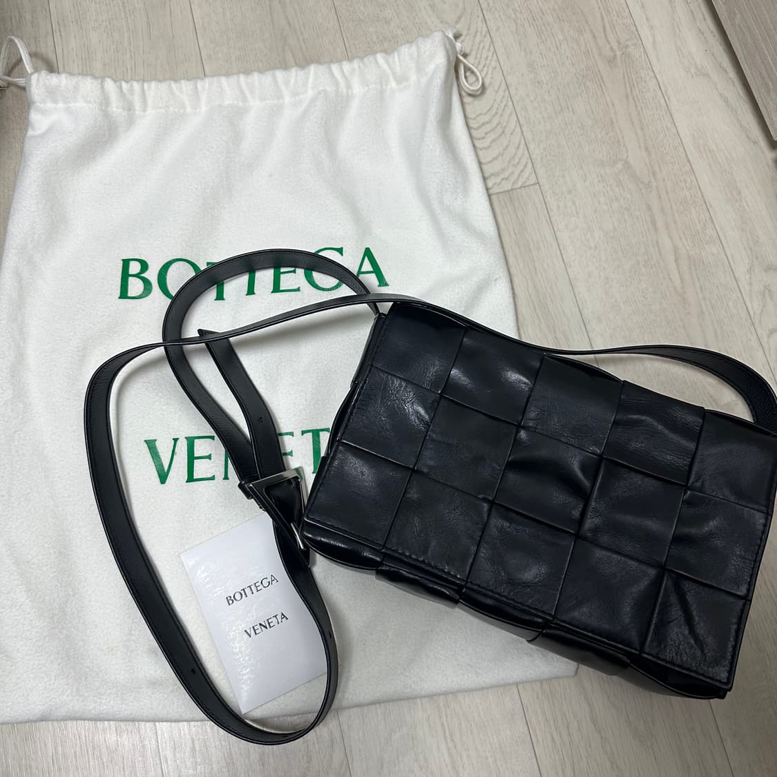 보테가베네타 카세트백 블랙 신세계 정품 상품이미지1