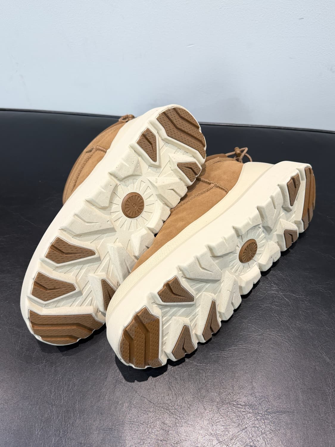 어그 클래식 울트라 미니 웨더 하이브리드 체스트넛 화이트캡290 상품이미지3