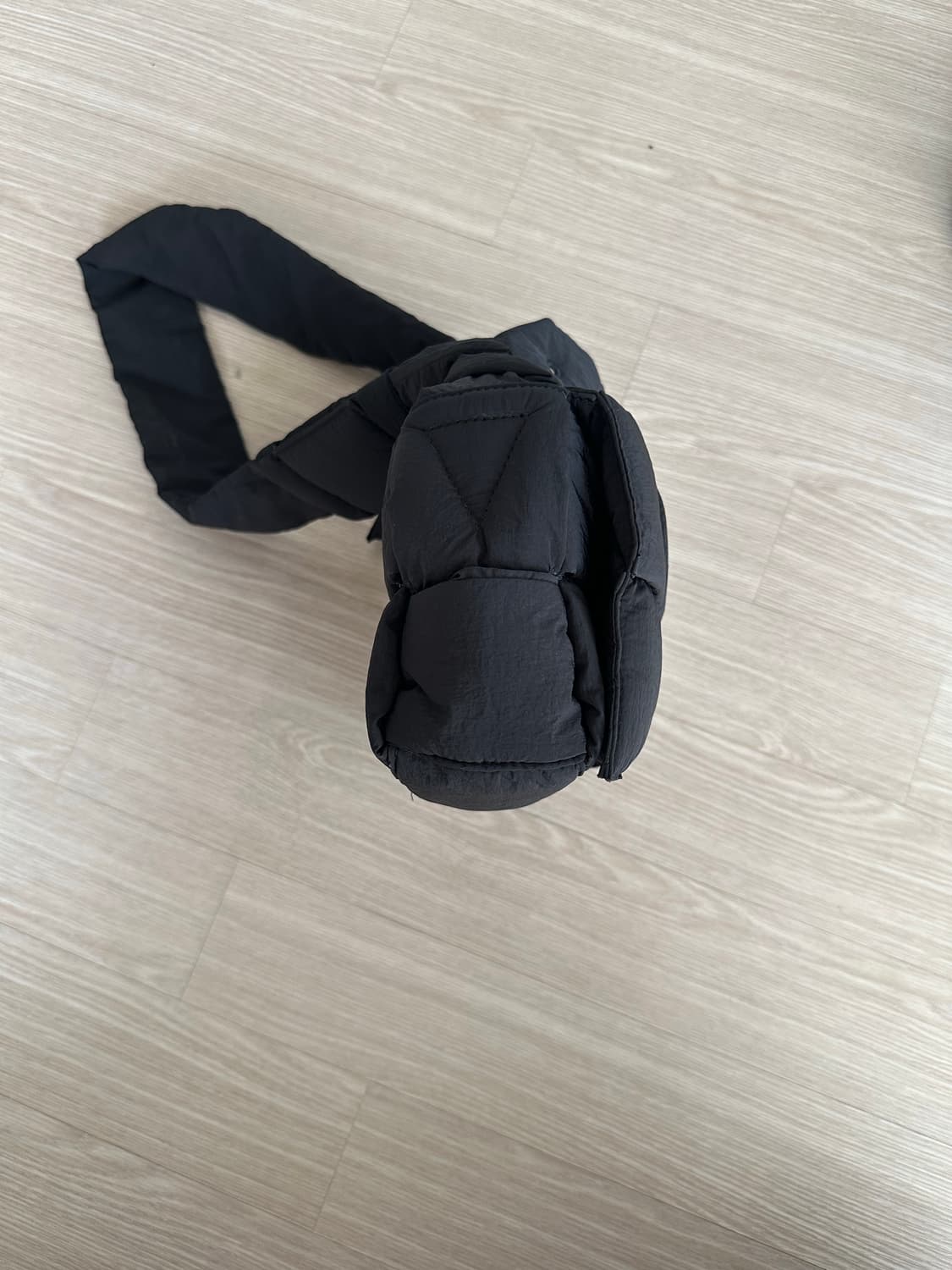 보테가베네타 패딩 카세트백 상품이미지2