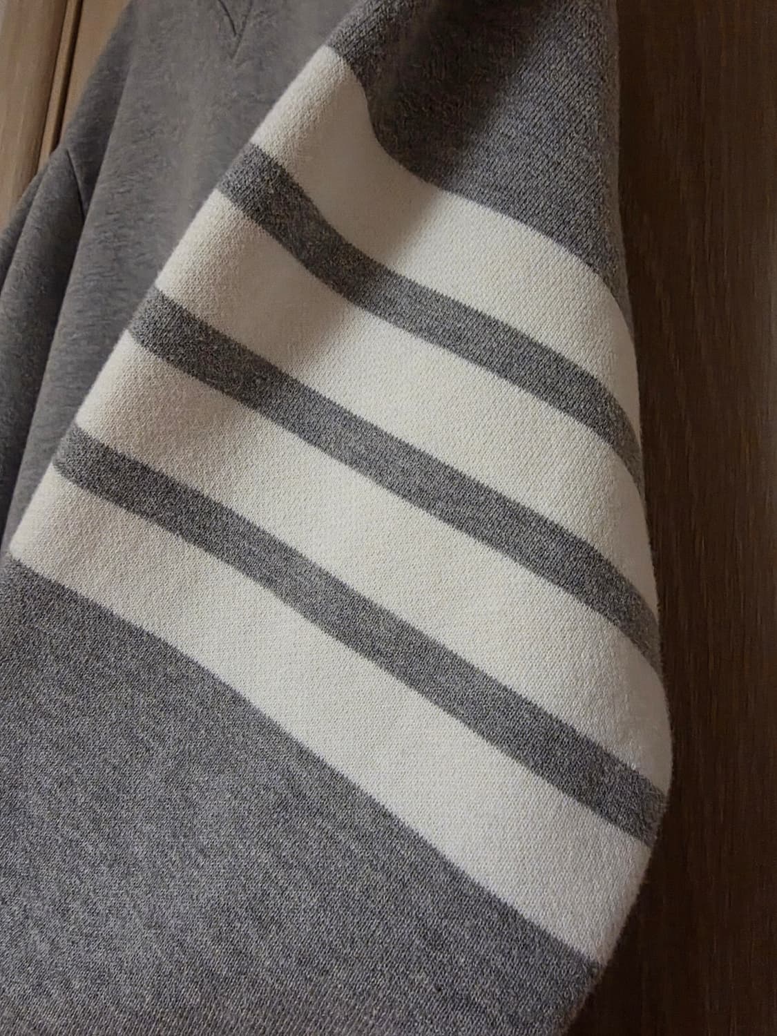 [3사이즈]24년 톰브라운 엔지니어드 사선완장 맨투맨 그레이 상품이미지6