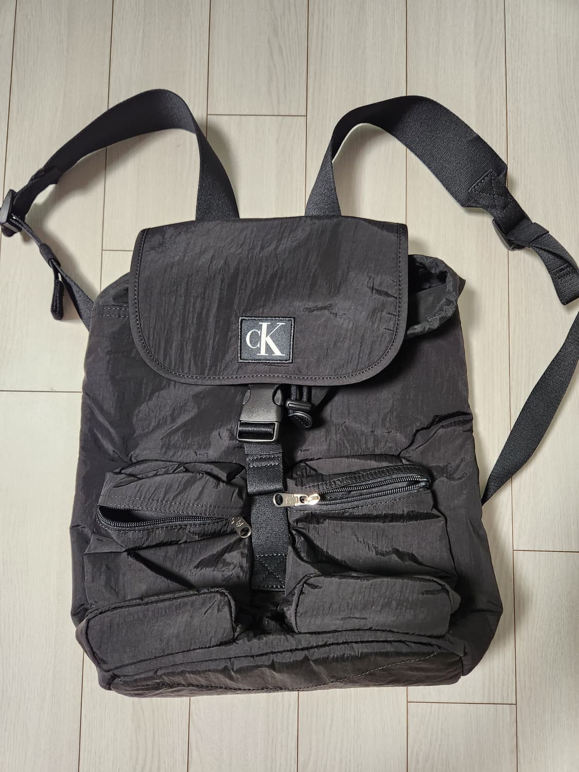 새상품급)캘빈클라인 진 여성 씨티 나일론 백팩

오염 하자 없이 깨끗해요 상품이미지2