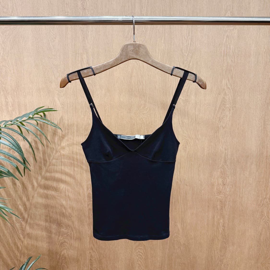 막스마라 스포트막스 슬리브리스 나시 브이넥 슬림핏 스트랩 탑 블랙 상품이미지1