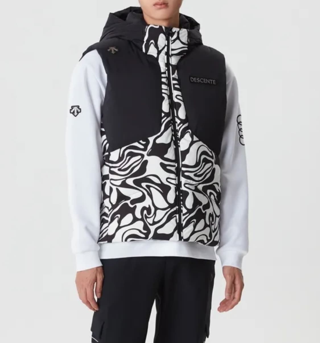 (택포) 데상트 23FW 스위스 스키팀 다운 베스트 패턴 100 B110 상품이미지2