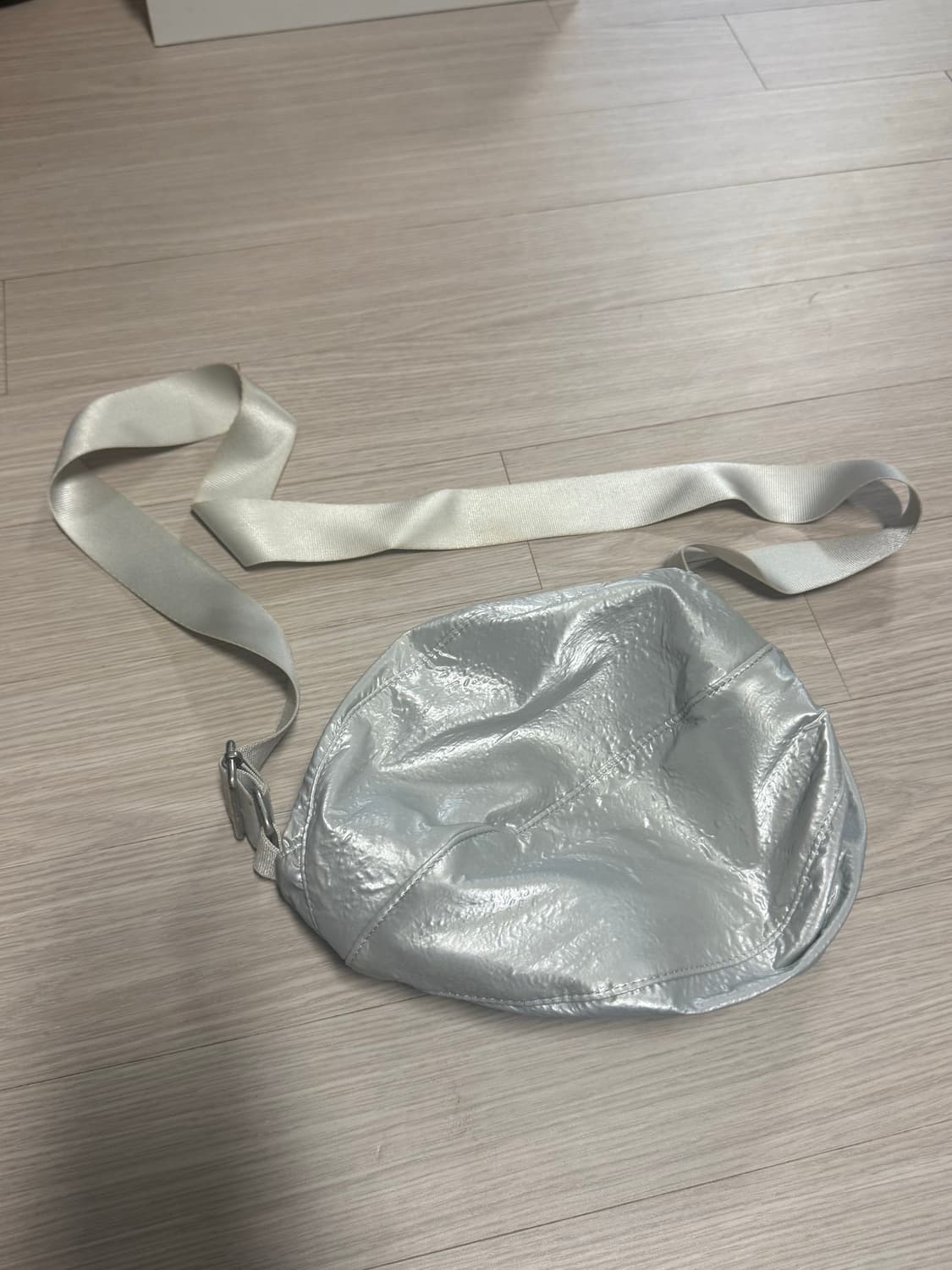 콜로신스 글로시 펌킨 크로스백 실버 상품이미지3