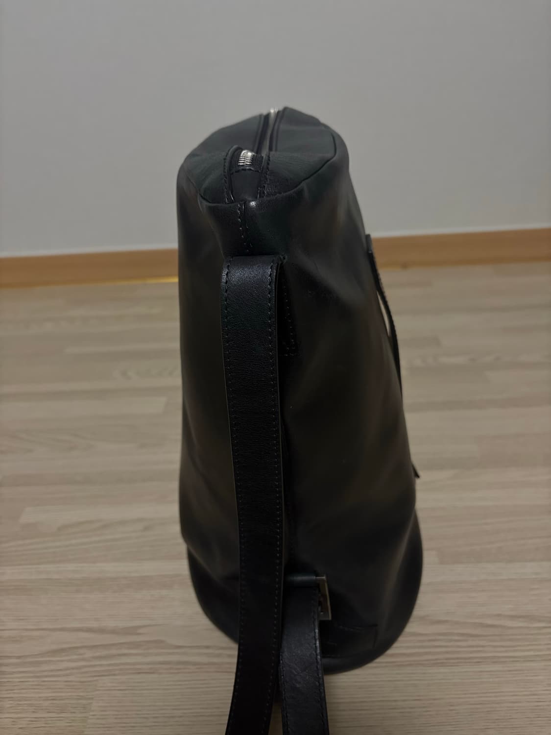 토니웩 오일풀업 레더유틸리티 버킷백 상품이미지2