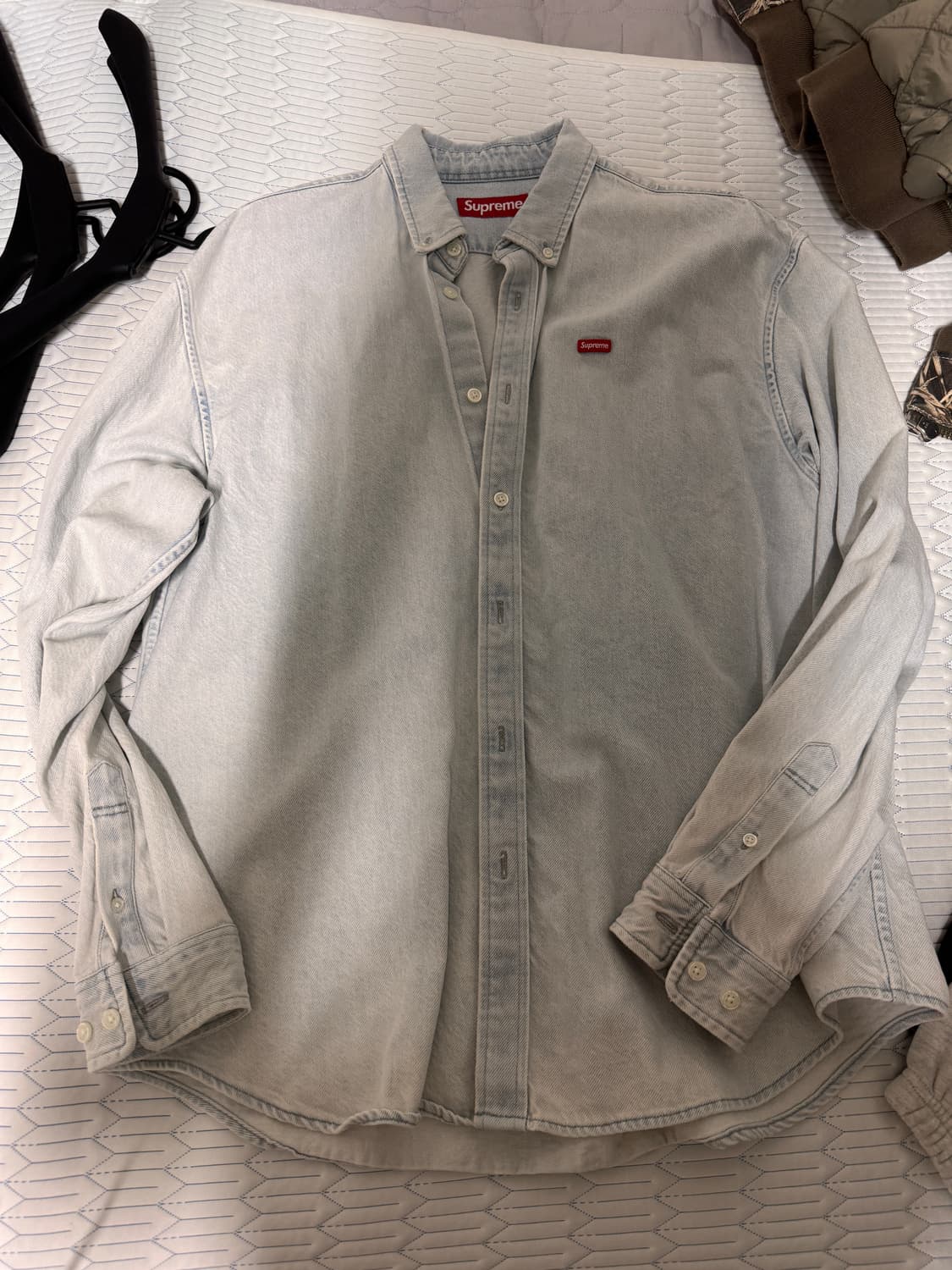 슈프림 스몰로고 데님셔츠 연청 m 24fw 상품이미지1