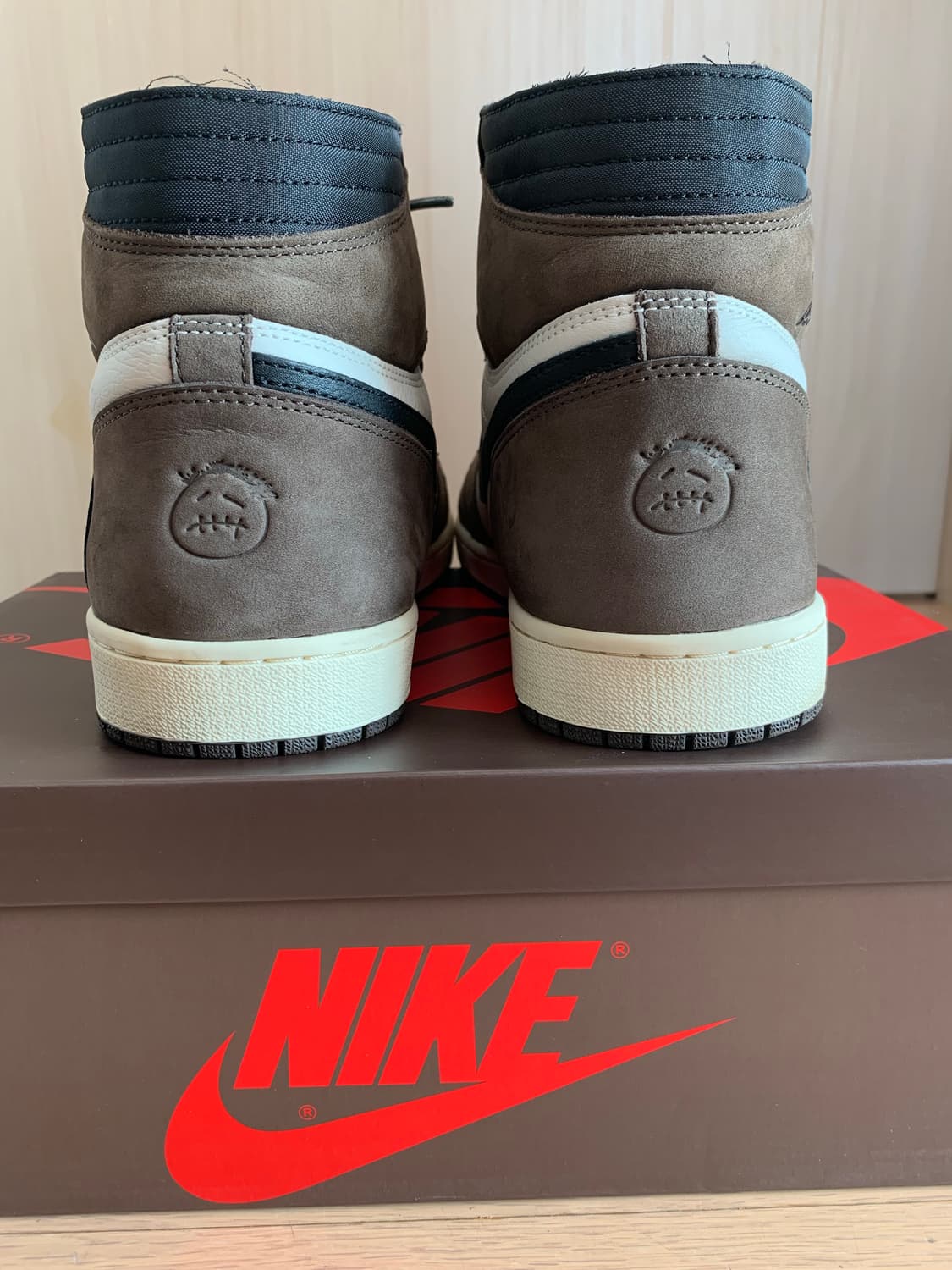 [320] 나이키 x 트래비스 스캇 조던1 하이 OG 상품이미지3