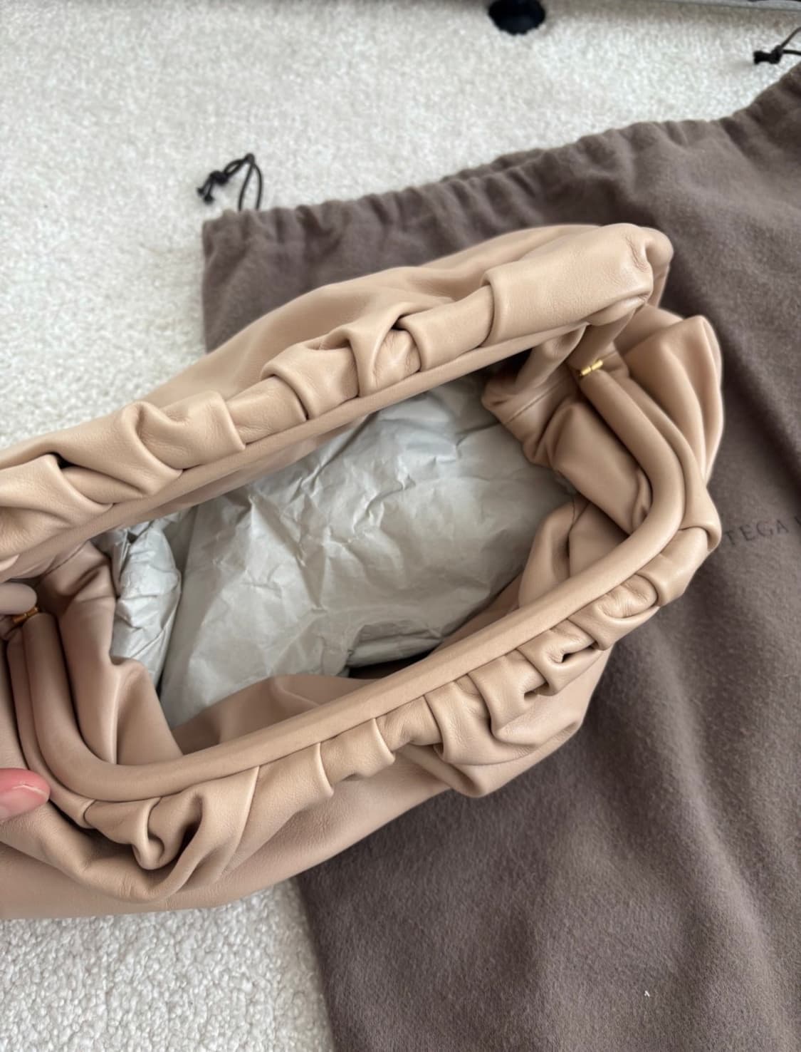 보테가베네타 더 숄더 파우치 라지 정품 (베이지) 상품이미지3