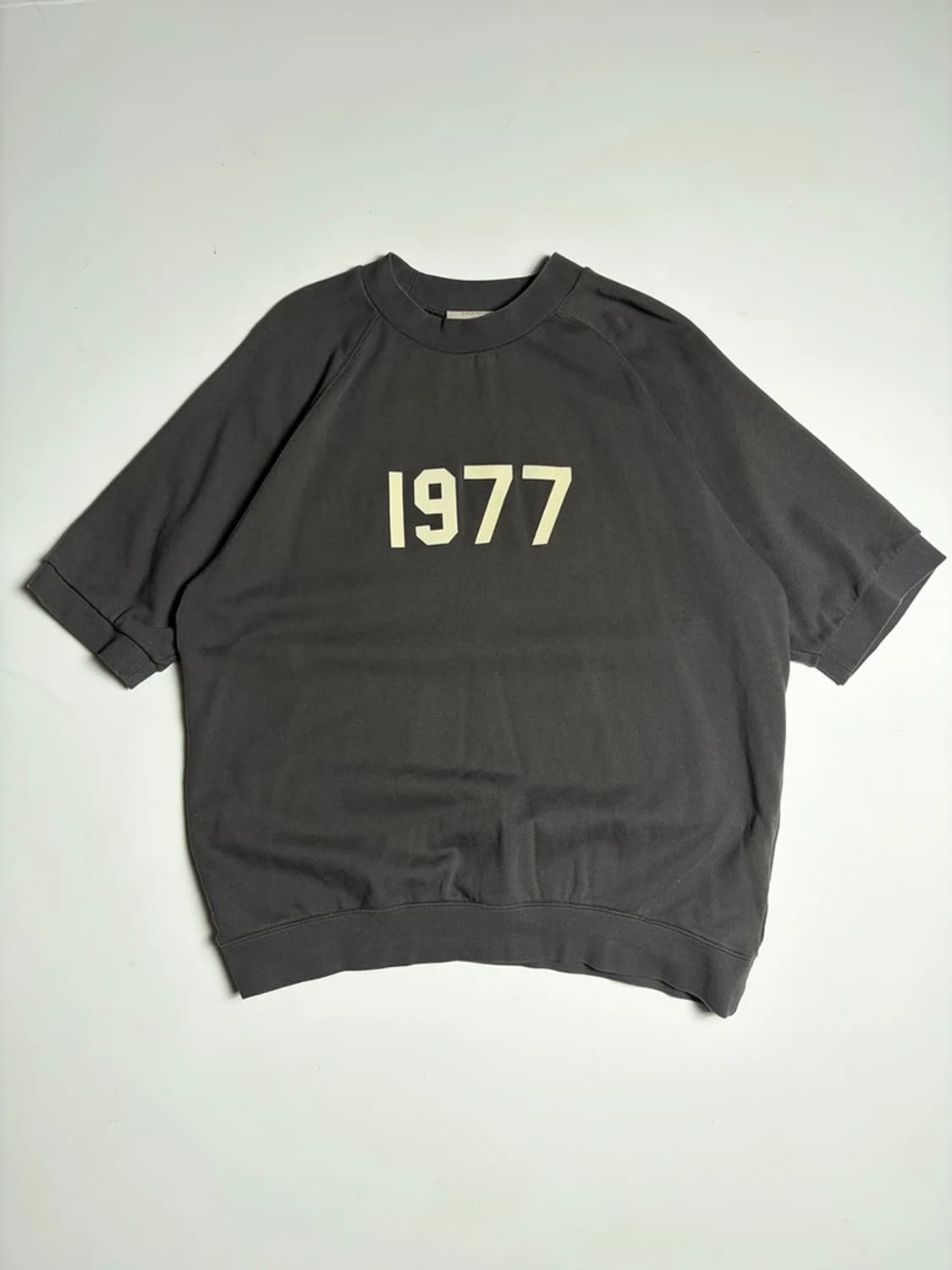 에센셜 피어오브갓 1977 레글런 크루넥 반팔 티셔츠 R1163 상품이미지1