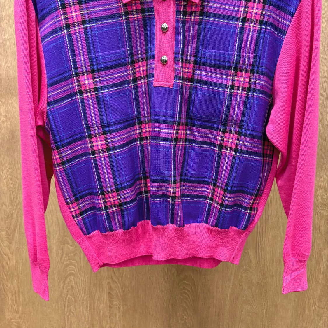 꾸레쥬 울 카라 니트 퍼플 체크 배색 로고 버튼 디테일 레귤러핏 핑크 상품이미지5