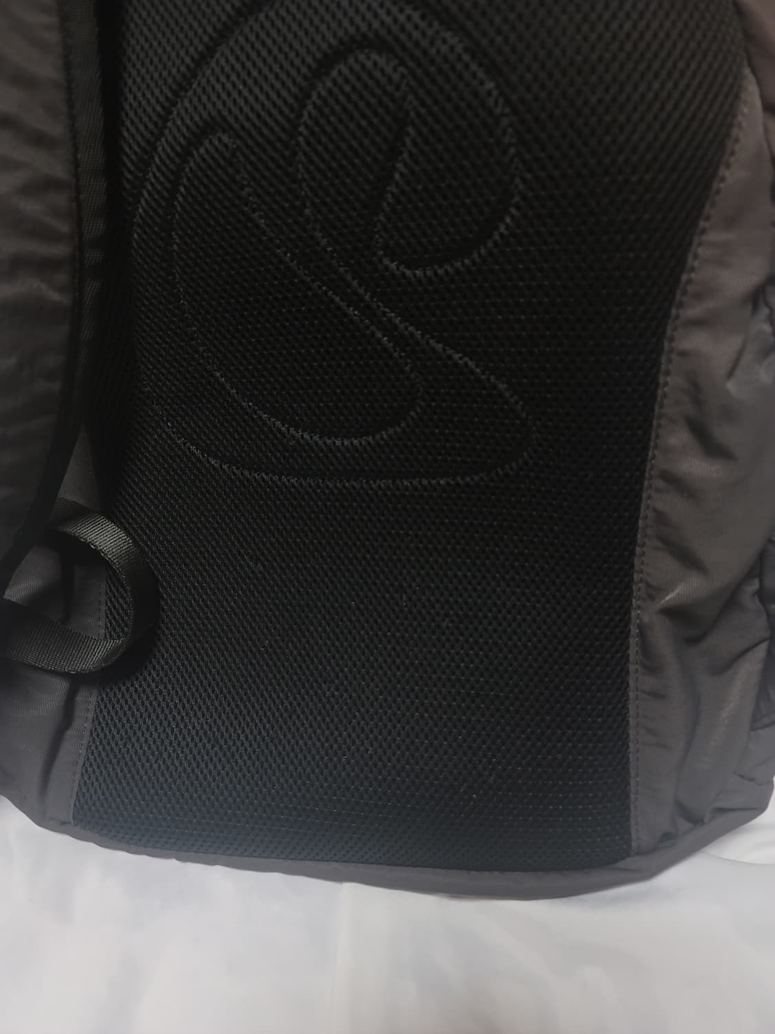 스마트어반유즈풀 코이세이오 suu 로고 백팩 차콜 가방 지초이 샬롬클럽 상품이미지4