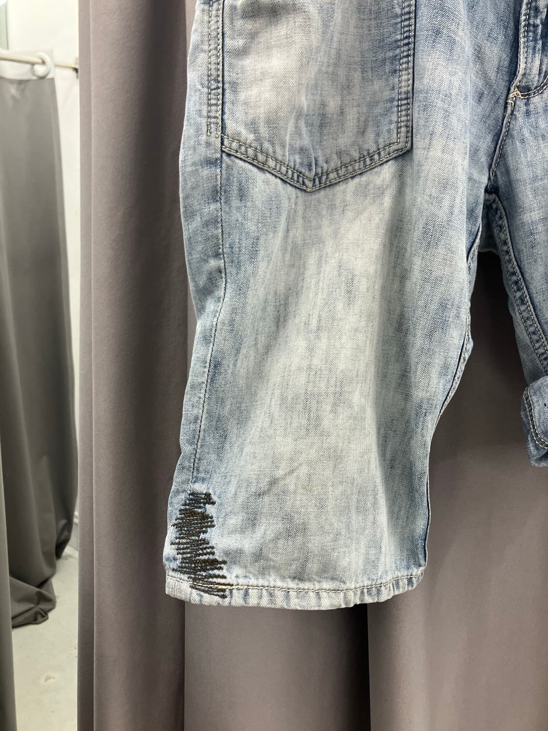 알뉴볼드 데미지 연청 하프 데님팬츠 상품이미지3